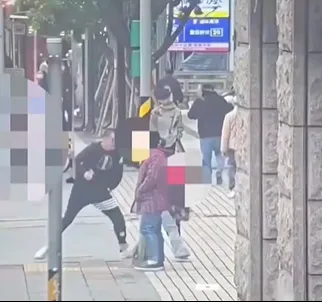 男子當街爆打陳沂。翻攝畫面