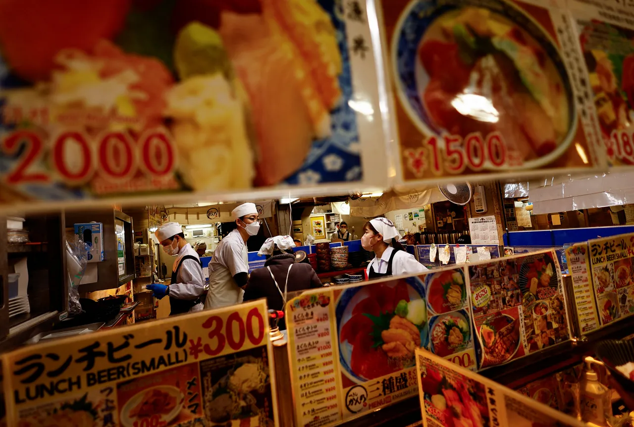 日本部分店家開始為很敢花錢的外國遊客特製用料奢華,價錢也很高級的餐點。圖為東京築地場外市場店家。路透社