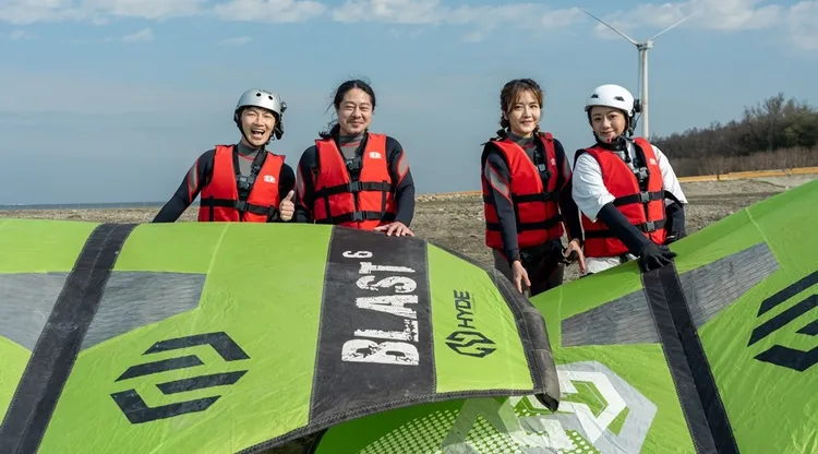 高慧君（右一）自曝是乱彈阿翔（左二）的迷妹。MyVideo提供