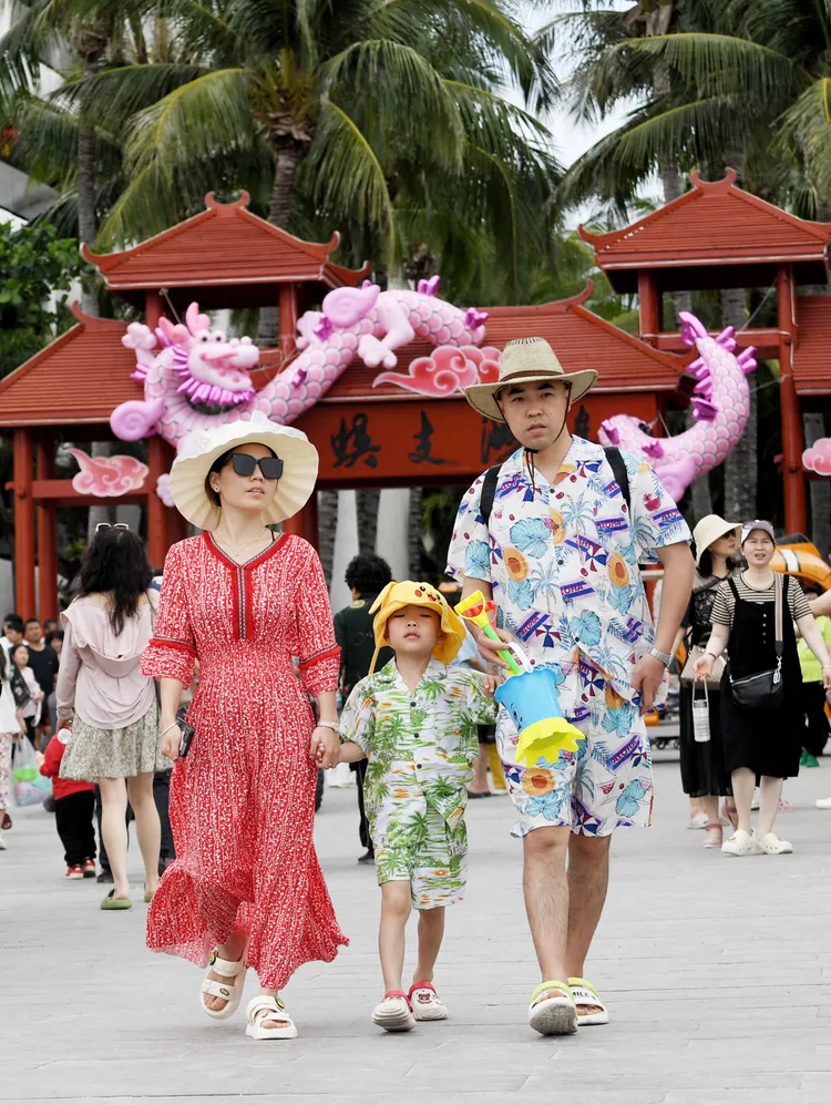 春節期間海南三亞的遊人。新華社