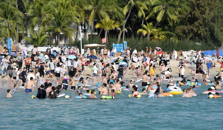 春節期間海南三亞遊客如織。新華社