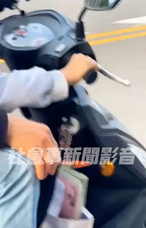 騎士放手讓前座兒童騎車。翻攝社會事新聞影音