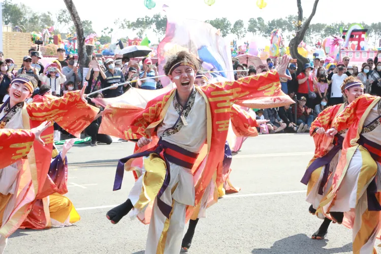 踩街活動為燈會暖身，氣氛歡樂。市府提供