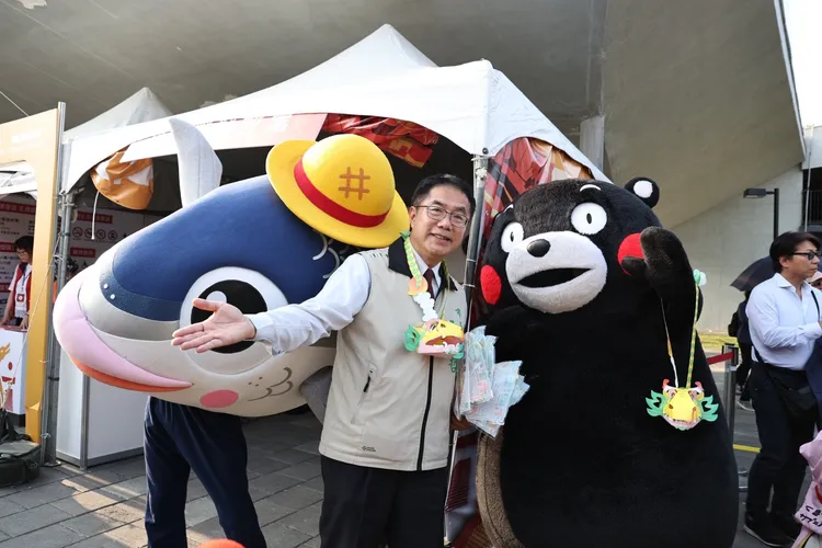 南市長黃偉哲與魚頭君、熊本熊發送主題提燈「小龍包」。市府提供