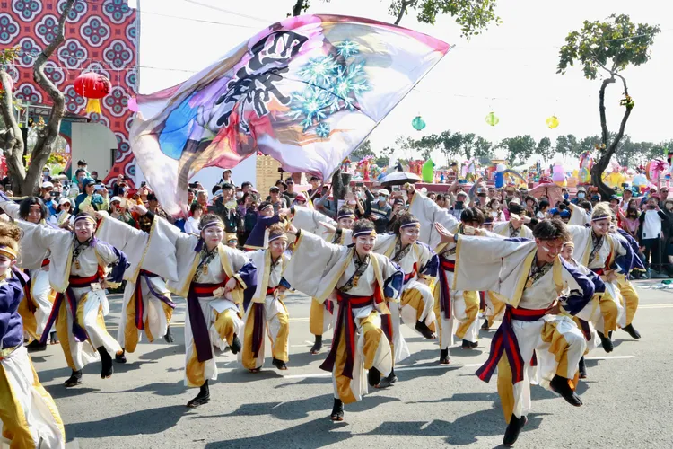 遊客圍觀直呼好好看。南市府提供