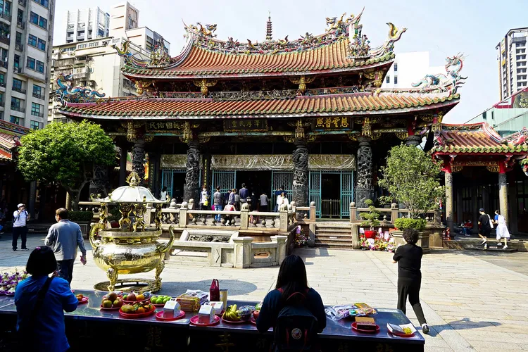 艋舺龍山寺祈福。觀傳局提供