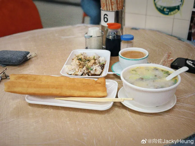 向佐po出在粥品店點的料理。翻攝向佐微博