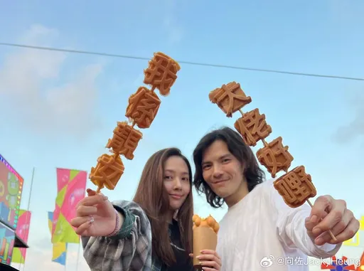 向佐帶郭碧婷遊香港放閃被疑「造假」　網友抓出關鍵破綻