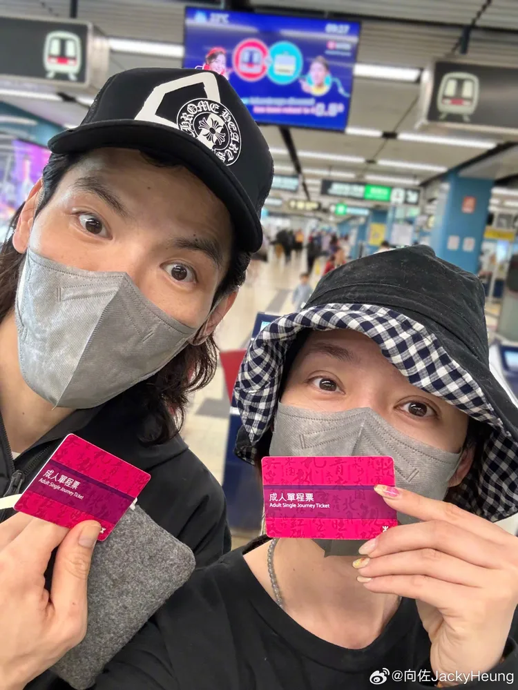 2人一起搭地鐵。翻攝向佐微博