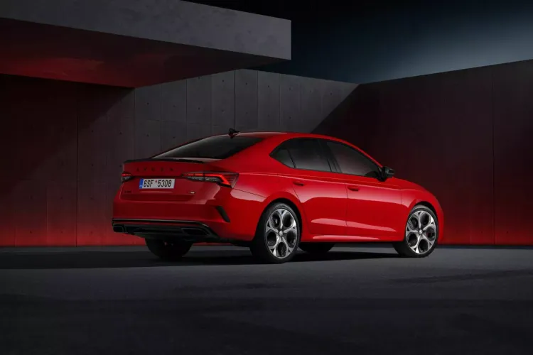 Octavia RS車尾同樣以新式尾燈組，搭配保險桿下方雙出排氣尾飾管，營造不可錯認的性能氣息。原廠照片