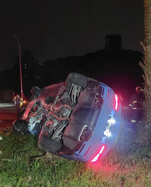 600萬BMW M4自撞分隔島翻覆　安全氣囊救一命！車主這裡痛送醫