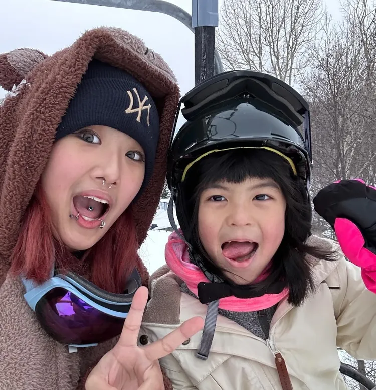 張嘴照片可看得出還有舌環。翻攝梧桐妹IG