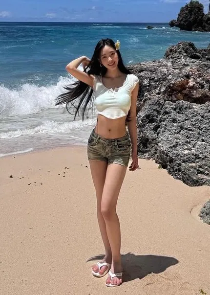 Lily身材超好，在海邊秀出纖腰美腿。翻攝自Lily IG
