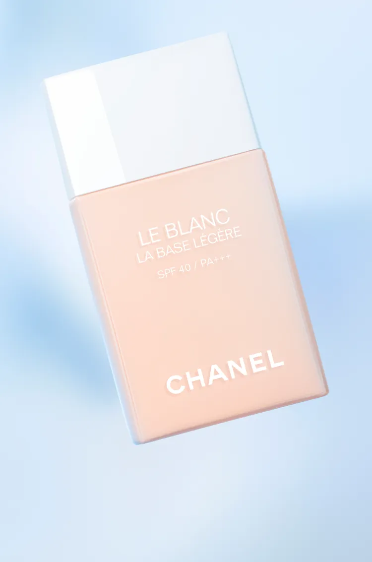 香奈兒珍珠光感新一代輕盈防護妝前乳玫瑰，2250元。品牌提供