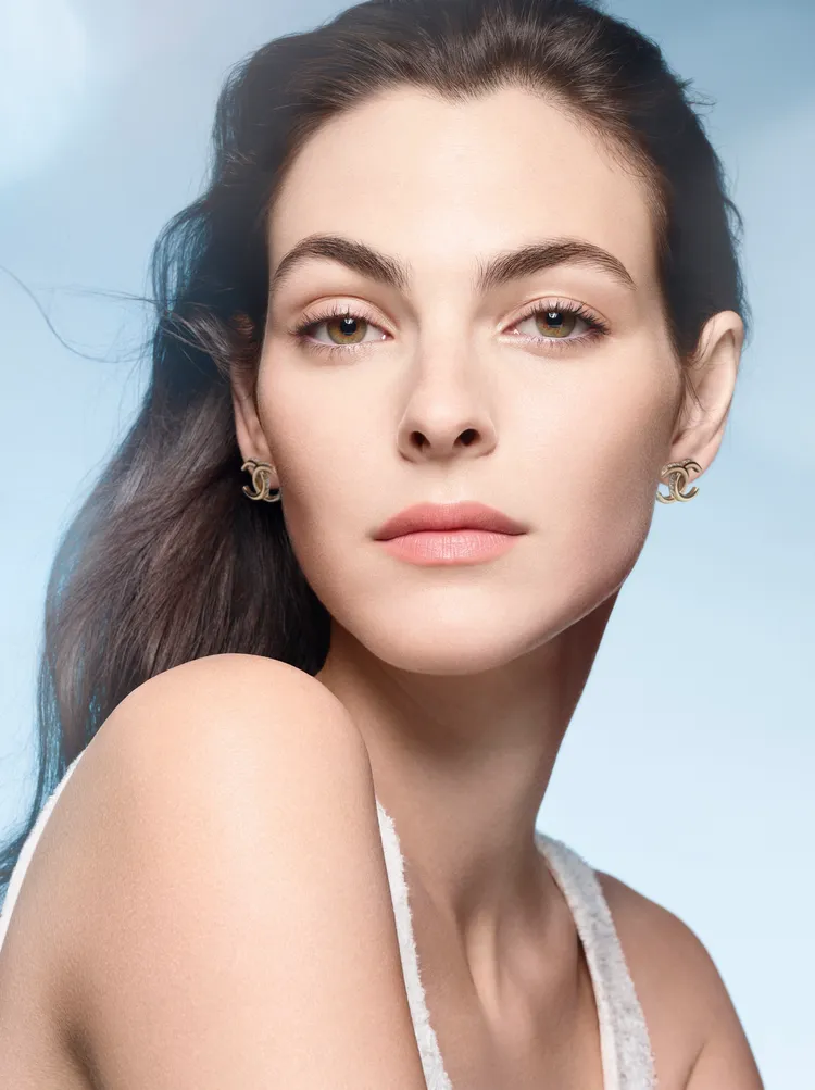 香奈兒針對春季氣候推出珍珠光感新一代輕盈防護妝前乳，綻放有紅潤玫瑰光澤。品牌提供