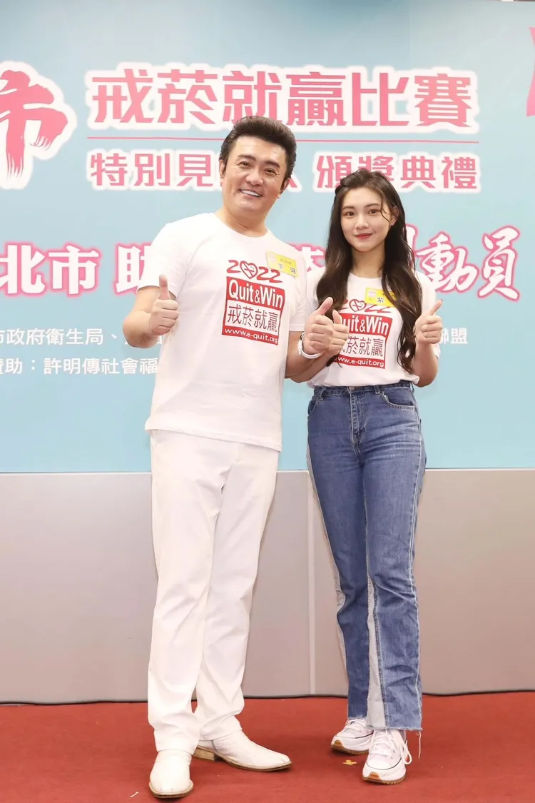 紫嫣（右）和明星爸爸李㼈。翻攝李㼈臉書