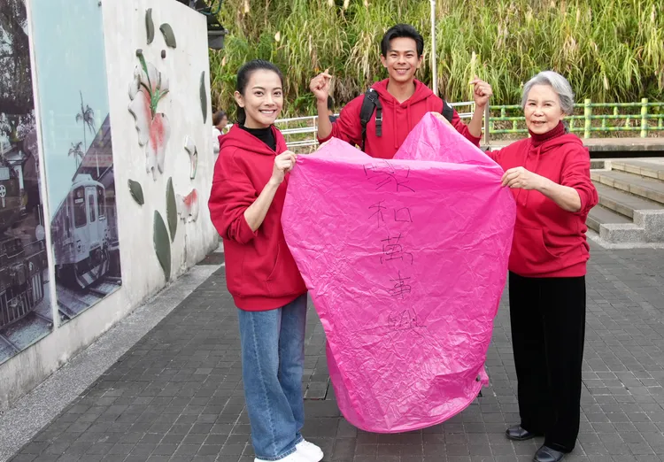 宋品葳（左起）、孫綻及林乃華為了劇情到平溪放天燈。台視提供