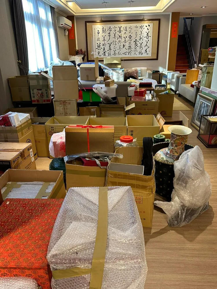 游錫堃貼出打包照，可見立法院長官邸內滿滿的紙箱和分類箱。翻攝自游錫堃臉書