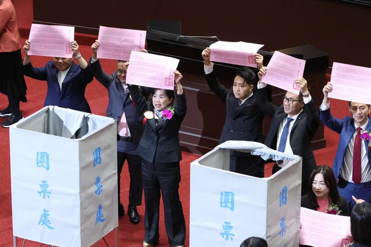 現場投完票隨即亮票。彭欣偉攝