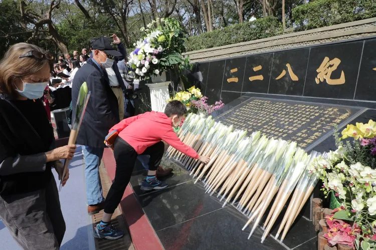 民眾前來獻花致意。市府提供