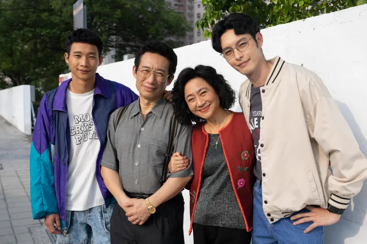 曹佑寧（右起）、楊麗音、郭子乾和黃冠智在《華麗計程車行》是一家人。Line TV提供