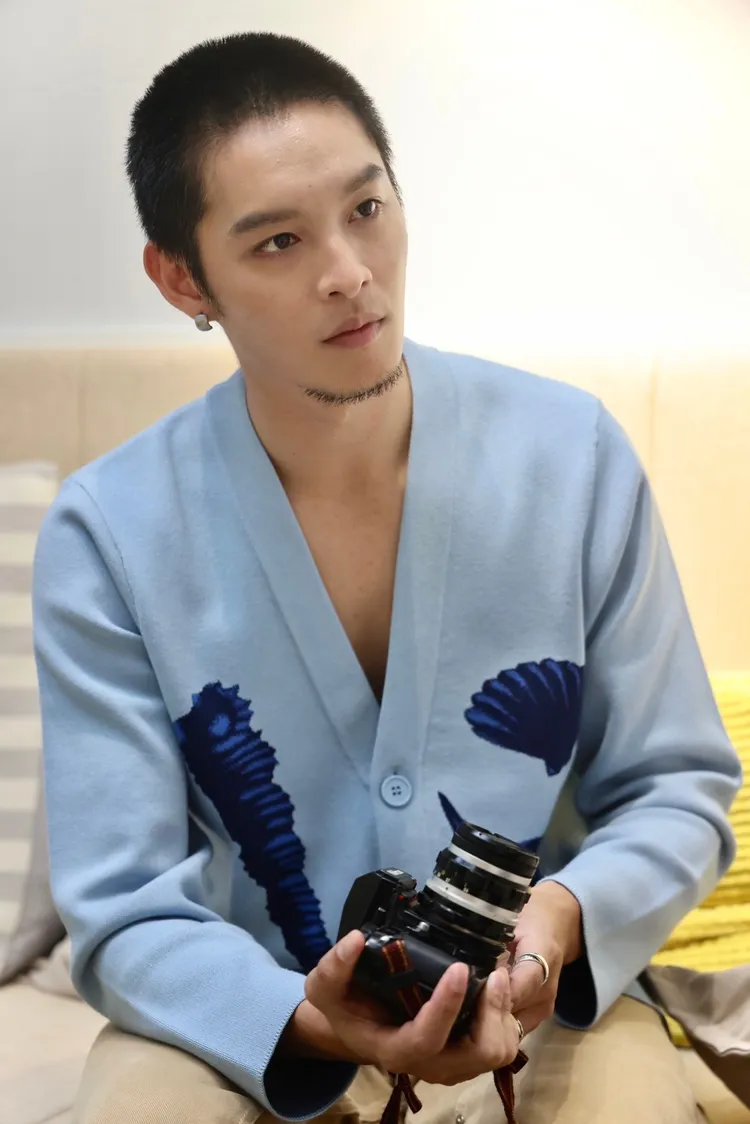 曹佑寧拿單眼相機捕捉身邊有趣的人事物。林林攝