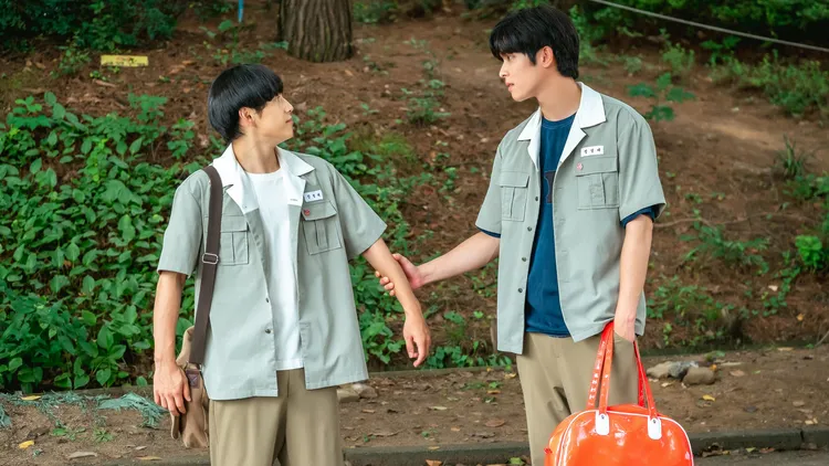 任時完（左）戲裡與李施優演同學，戲外相差11歲。龍華電視提供