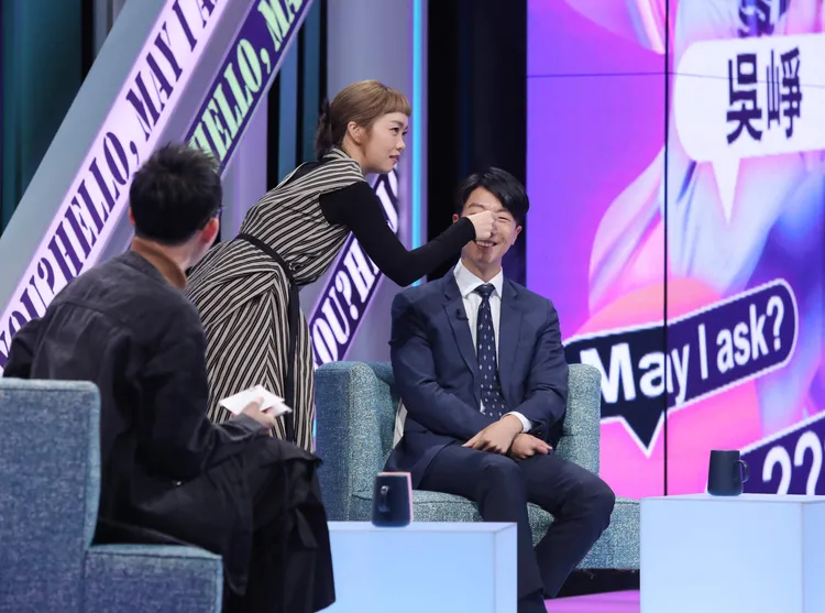 主持人測試吳崢鼻子真假。公視提供