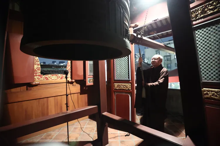 保安宮除夕夜舉行祈福撞鐘儀式。彭欣偉攝