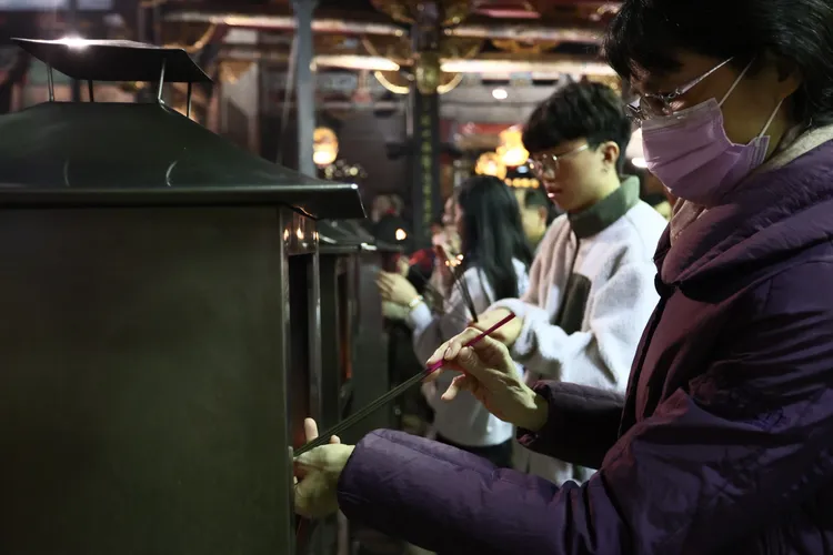 大龍峒保安宮除夕夜除徹夜開放民眾參拜。彭欣偉攝