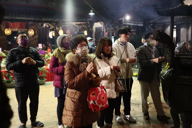 大龍峒保安宮除夕夜吸引上百人到場。彭欣偉攝