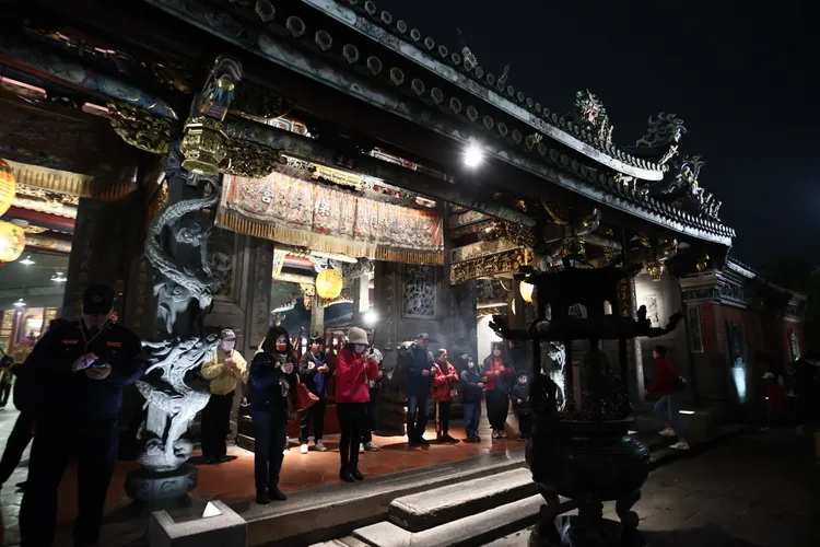 大龍峒保安宮除夕夜現場狀況。彭欣偉攝