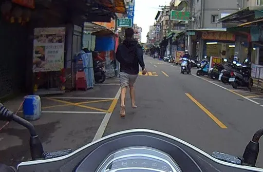 失聯移工見警心虛躲超商 赤腳狂奔跑不贏機車!警以逸待勞逮人