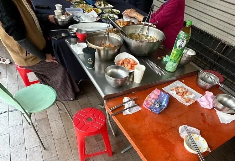 一家人在騎樓用餐時發生不幸。民眾提供