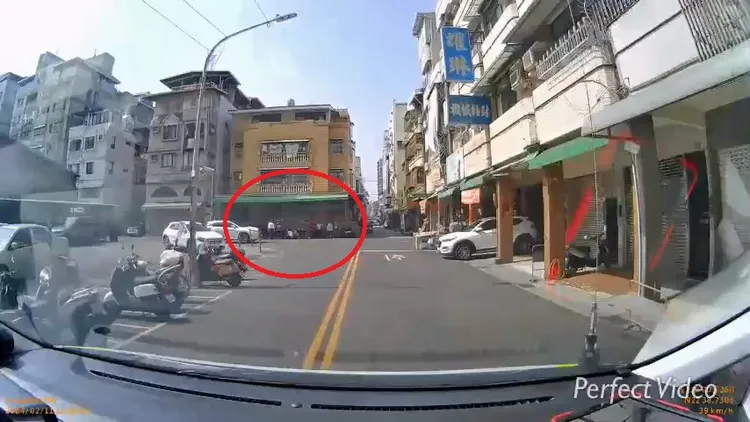 林姓男子與家人在娘家騎樓下用餐，疑被花枝丸噎住，送醫不治。