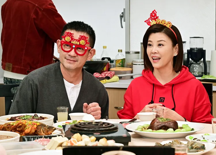 柯叔元（左）正在進行斷食，笑說會一直夾菜給方馨。台視提供