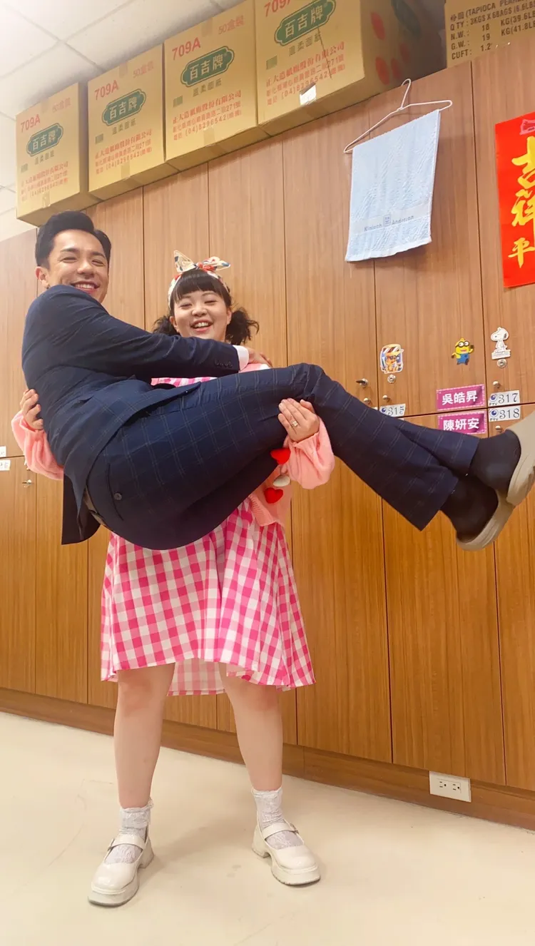 宮美樂（右）《愛的榮耀》公主抱74公斤的楊皓崴。民視提供