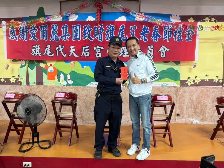 總裁致贈親筆撰寫的紅包祝福員警