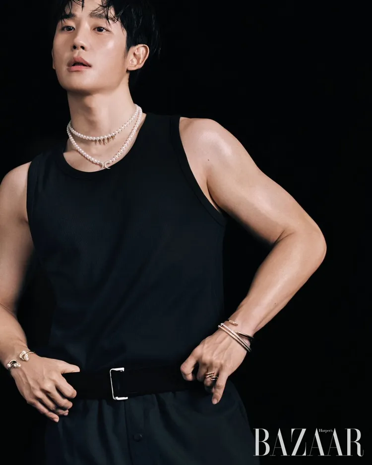 丁海寅在時尚大片中大秀精實手臂肌肉線條。翻攝holyhaein IG