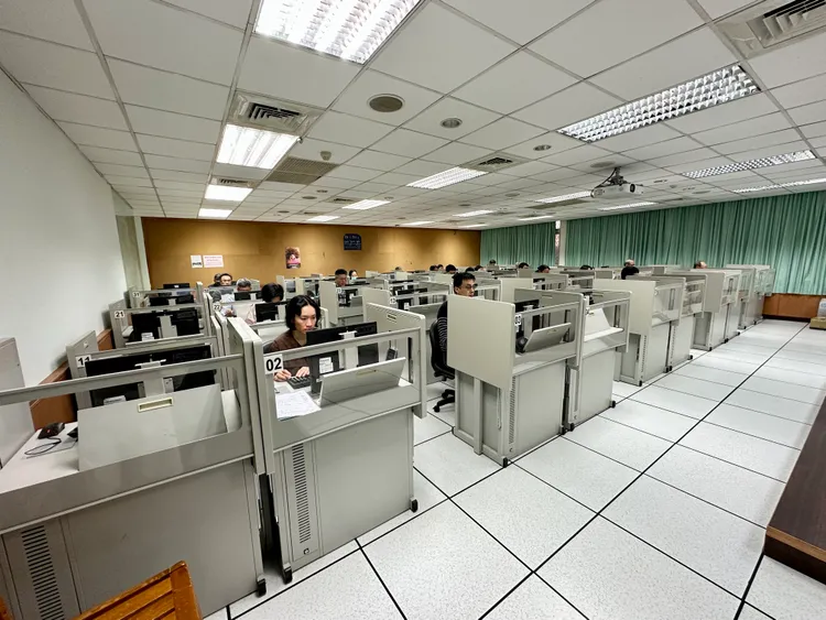 大考中心閱卷現場。王良博攝