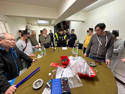 電腦零件入夜變賭場　中和警突襲逮14人扣百萬元毒品