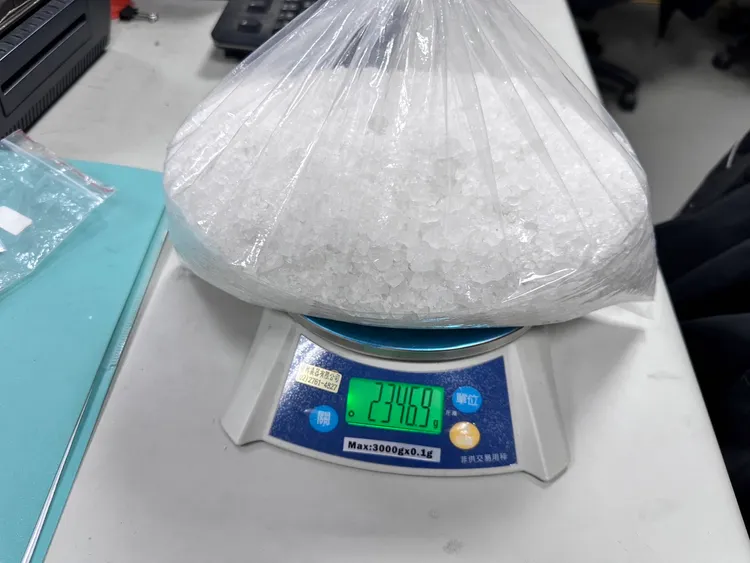 警方在現場搜出第三級毒品K他命1大包，市價逾新台幣230萬元。翻攝畫面