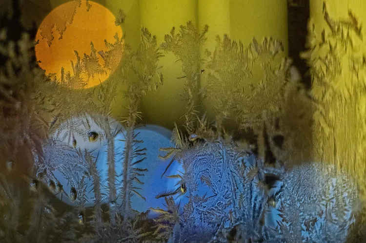 黑龍江市近日降至攝氏零下30度，窗戶玻璃出現夢幻「冰窗花」。新華社