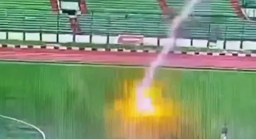 足球選手比賽遭雷擊慘死　閃電劈中恐怖影片曝光