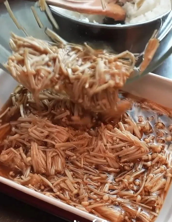 金針菇切成小段，和糖、醬油、水、味琳拌勻，微波爐中高火3分鐘。IG @woodywoody315提供