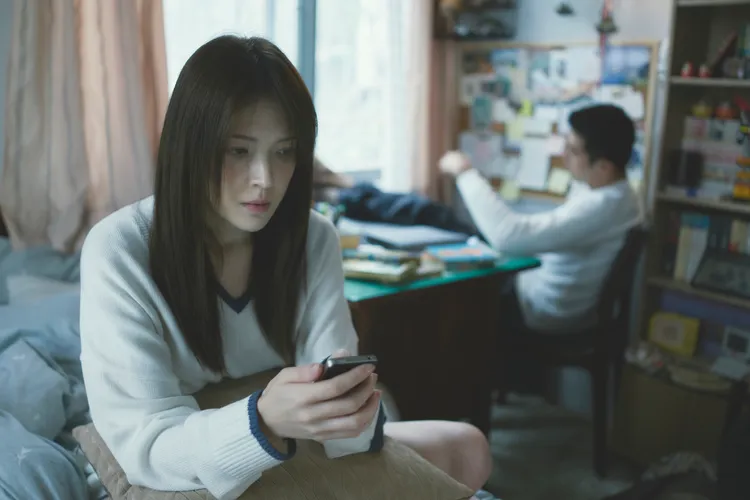 許瑋甯（左）與賀軍翔之間的感情因林依晨而生變。公視、MyVideo提供