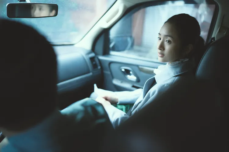 林依晨飾演「心眼很多」的介入者。公視、MyVideo提供