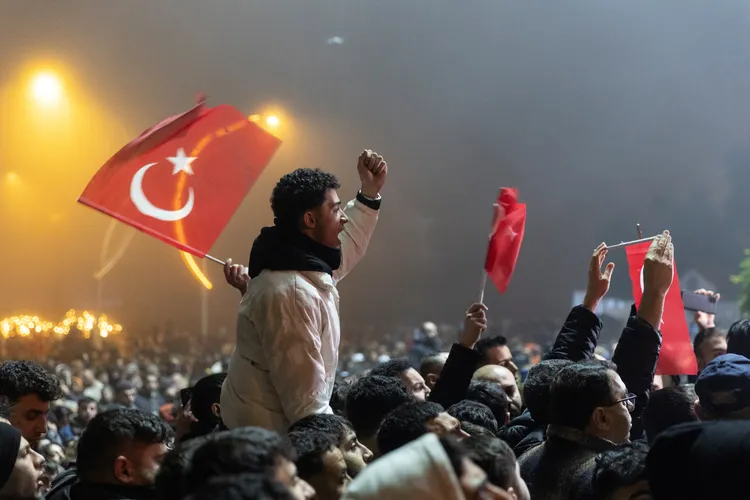 土耳其7.8強震周年紀念儀式，許多民眾悲憤難當。路透社