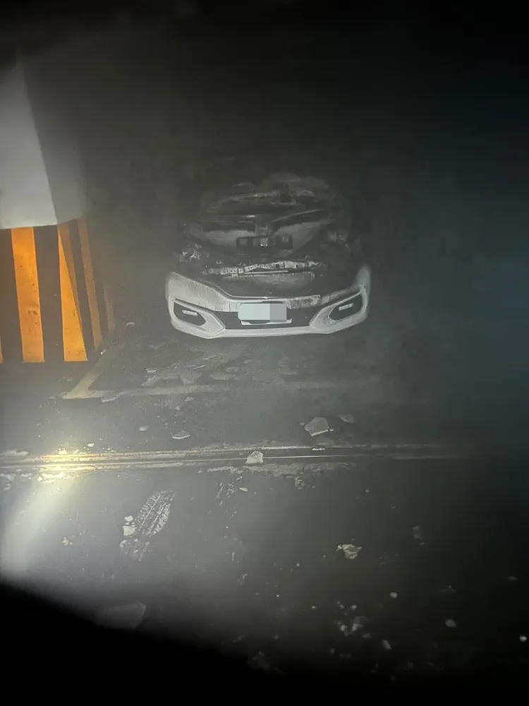 現場2輛車被燒毀，起因疑為1名女住戶在車內點火導致。民眾提供
