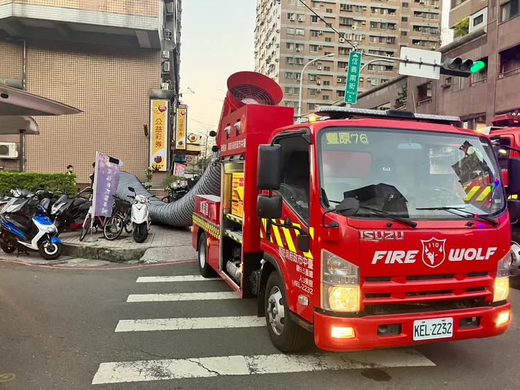 消防人員協助排煙。民眾提供